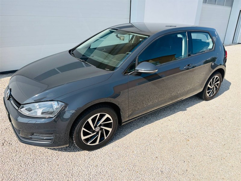 Grauer VW Golf vor der Halle des Autostadl K&uuml;hbach